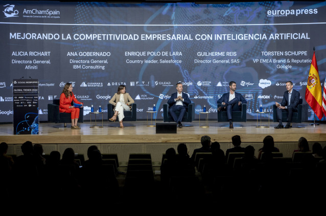 (I-D) La directora general de Afiniti, Alicia Richart; la directora general de IBM Consulting, Ana Gobernado; el presidente de Salesforce, Enrique Polo de Lara; el director general de SAS, Guilherme Reis; y el VP EMEA Brand & Reputation de Google,Torsten