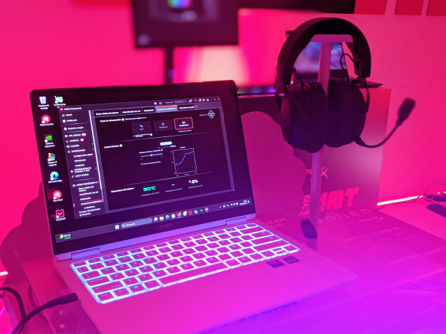 Ordenador portátil OMEN Trascend 14 y los auriculares HyperX Cloud III