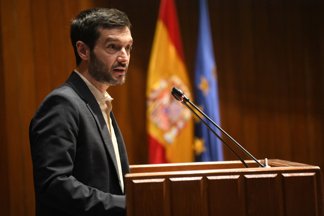 El ministro de Derechos Sociales y Agenda 2030, Pablo Bustinduy, interviene durante el acto ‘Hacia una Prestación Universal por Crianza' en el Ministerio de Derechos Sociales, Consumo y Agenda 2030, a 18 de junio de 2024, en Madrid (España). El Ministerio