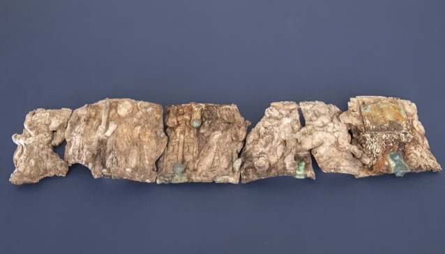 Los fragmentos individuales del píxide de marfil encontrados en un santuario de mármol, dispuestos como un panorama.