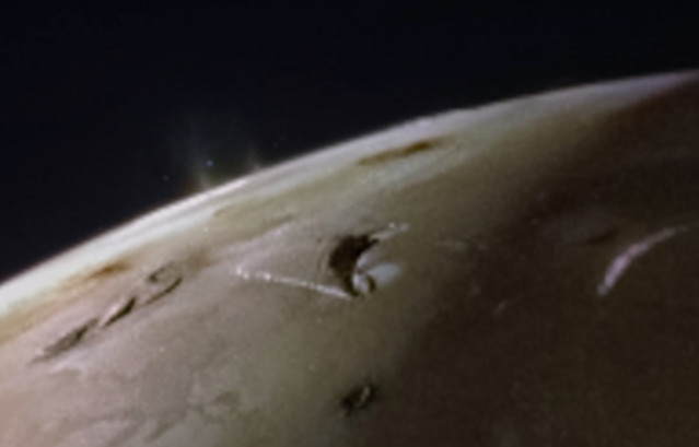 El instrumento JunoCam, a bordo de la sonda espacial Juno de la NASA, capturó dos columnas volcánicas que se alzaban sobre el horizonte de la luna Ío de Júpiter. La imagen fue tomada el 3 de febrero desde una distancia de aproximadamente 3.800 kilómetros.