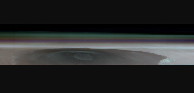 El orbitador Mars Odyssey de la NASA capturó esta única imagen del Monte Olimpo, el volcán más alto del sistema solar, el 11 de marzo de 2024.