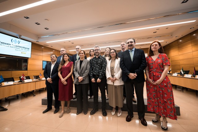 En la primera fila, la ministra de Sanidad, Mónica García (3i), durante una foto de familia en el pleno del Consejo Interterritorial del Sistema Nacional de Salud (CISNS), en la sede del Ministerio, a 14 de junio de 2024, en Madrid (España). Durante el co