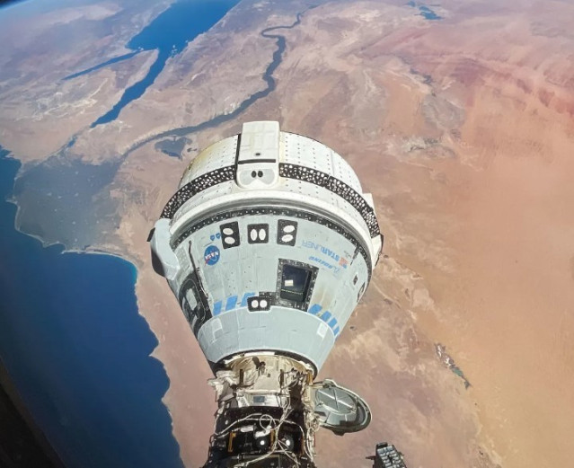 Starliner acoplada a la Estación Espacial con el delta del Nilo de fondo