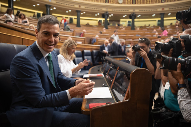 El presidente del Gobierno, Pedro Sánchez la vicepresidenta segunda y ministra de Trabajo, Yolanda Díaz, durante una sesión de control al Gobierno, en el Congreso de los Diputados, a 26 de junio de 2024, en Madrid (España).  La financiación singular para