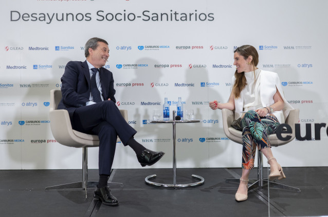 El consejero de Sanidad de la Comunidad Valenciana, Marciano Gómez, y la directora de Gestión y Relaciones Internacionales de Europa Press, Candelas Martín de Cabides, durante un desayuno Socio-Sanitario de Europa Press, en el Hotel Hyatt Regency Hesperia