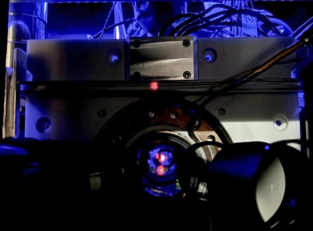Un gas extremadamente frío de átomos de estroncio está atrapado en una red de luz conocida como red óptica.