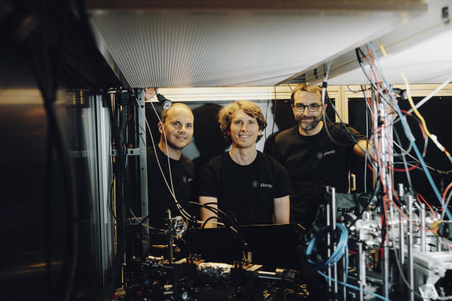 from left to right: Alexander Glätzle (planqc co-founder & CEO), Johannes Zeiher (planqc co-founder, Principal Scientist), Sebastian Blatt (planqc co-founder & CTO)