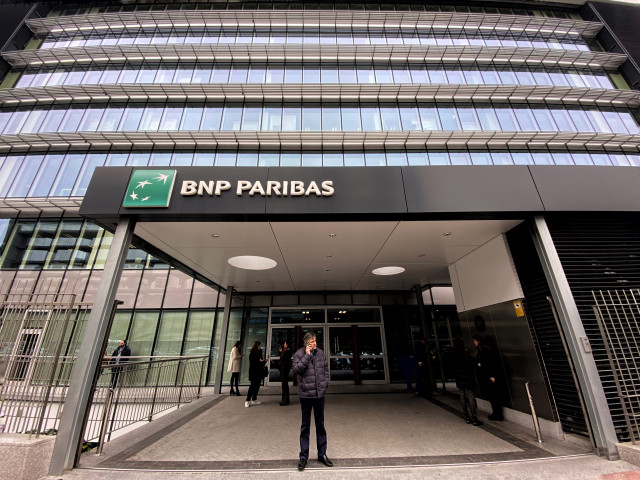 Archivo - Varias personas en la entrada a la sede en Madrid del Banco BNP Paribas en la Calle Hermanos Bécquer nº 3, en Madrid (España) a 10 de febrero de 2020.