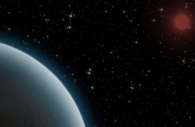 Archivo - Ilustración del superjúpiter con una luna en primer término