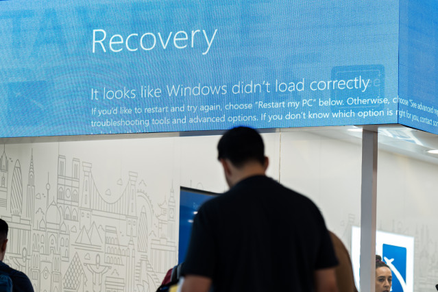 Pasajeros en el aeropuerto de Madrid-Barajas durante la caída del sistema de seguridad de Microsoft que ha provocado fallos en importantes empresas en todo el mundo