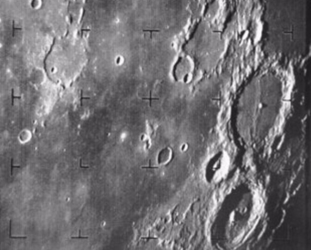 Primer plano de la superficie lunar tomado por la misión Ranger 7