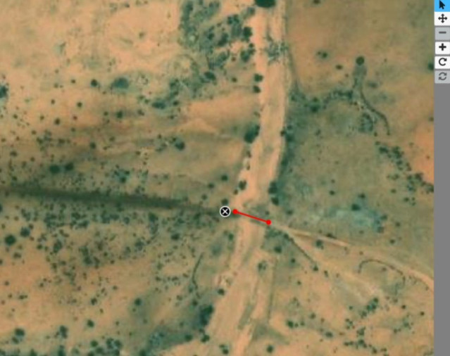 Esta imagen es un ejemplo de la tarea que están realizando los voluntarios: encontrar los cruces y marcar la longitud del camino que atraviesa un wadi. La interfaz de Zooniverse es la que permite marcar las imágenes.