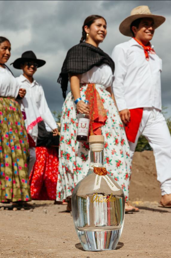 Atado Mezcal Artesanal documenta la máxima fiesta de Oaxaca: LA GUELAGUETZA
