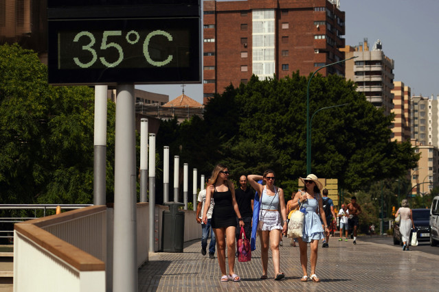 Varias personas se resguardan del calor. A 1 de agosto de 2024, en Málaga (Andalucía, España). Andalucía recibe agosto con avisos por calor en todas las provincias y máximas de 43 grados. La Agencia Estatal de Meteorología (Aemet) ha activado los avisos n