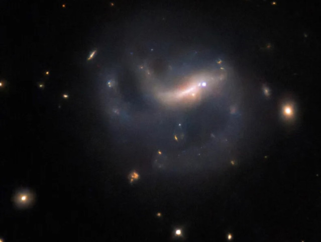 Esta imagen del telescopio espacial Hubble de la NASA/ESA revela la galaxia LEDA 857074.