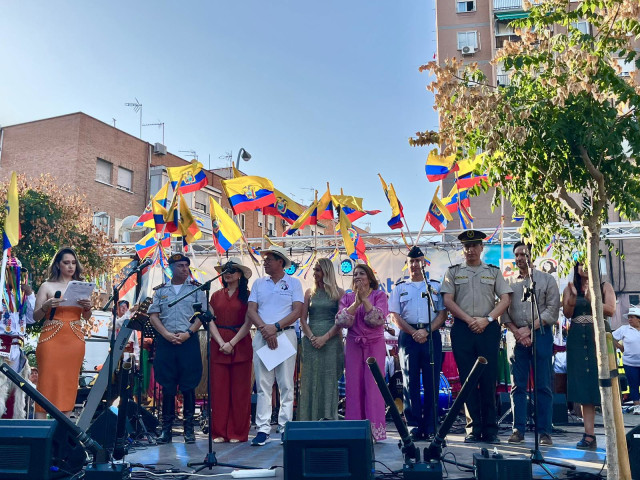 Miles de ecuatorianos celebraron el 10 de Agosto con un pasacalle y feria cultural- gastronómica en Madrid