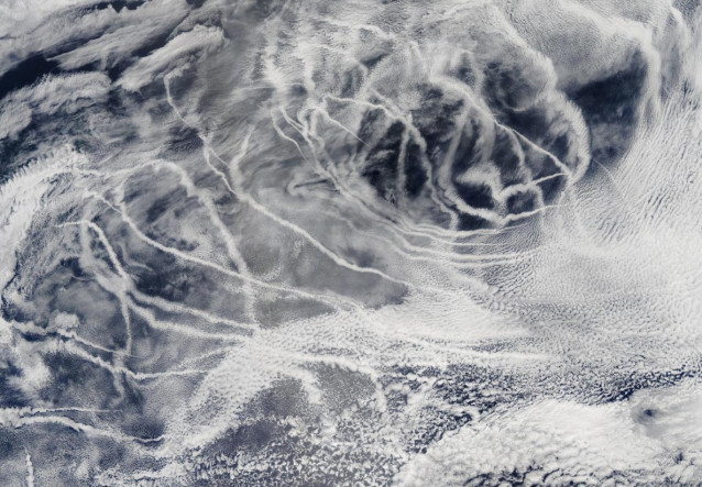Las emisiones de azufre pueden crear nubes delgadas y lineales que trazan las rutas de navegación marítima. Estas 'huellas de barcos' reflejan la luz solar desde la superficie de la Tierra, enfriando el planeta, pero también son una forma de contaminación