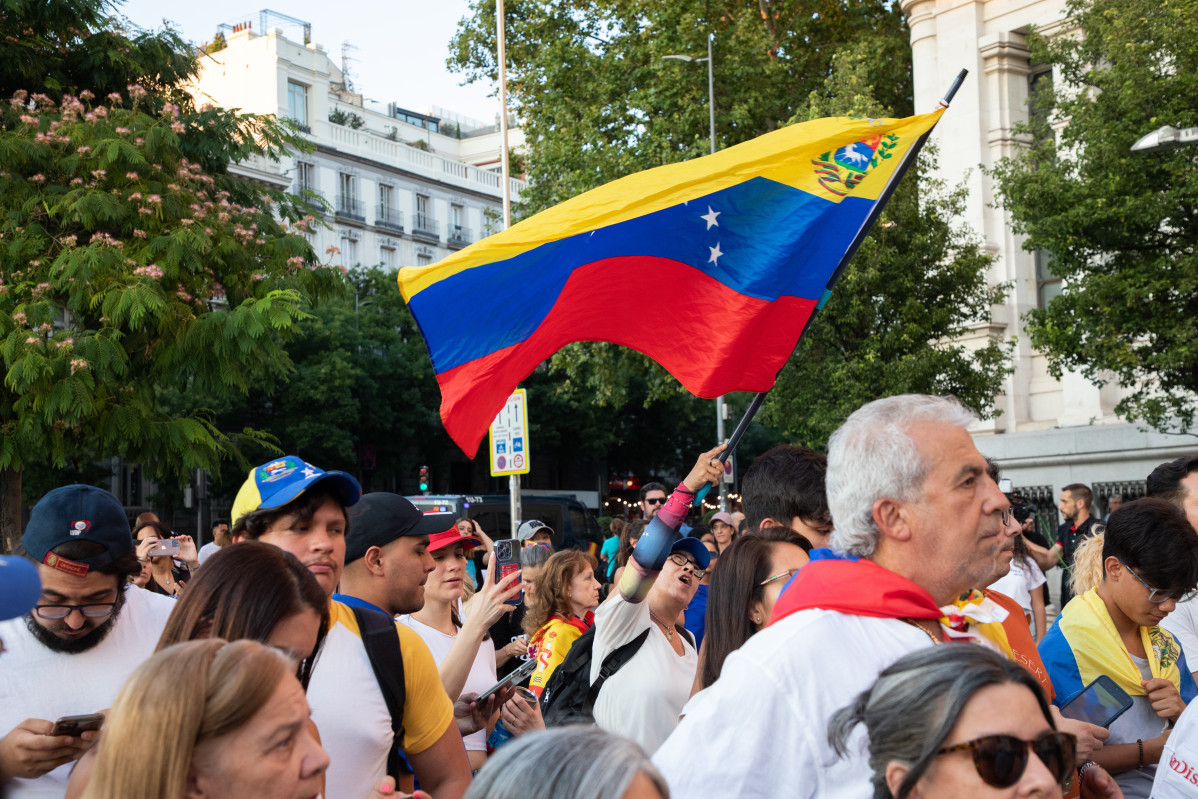 EuropaPress 6144989 decenas personas concentracion apoyo venezuela plaza cibeles agosto 2024