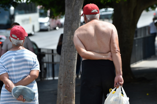Archivo - Un hombre pasea sin camiseta por la calle, a 27 de abril de 2023, en Murcia, Región de Murcia (España). Las lluvias han dejado en la Región de Murcia ocho veces menos cantidad que hace un año. La Aemet ha registrado, durante el primer trimestre