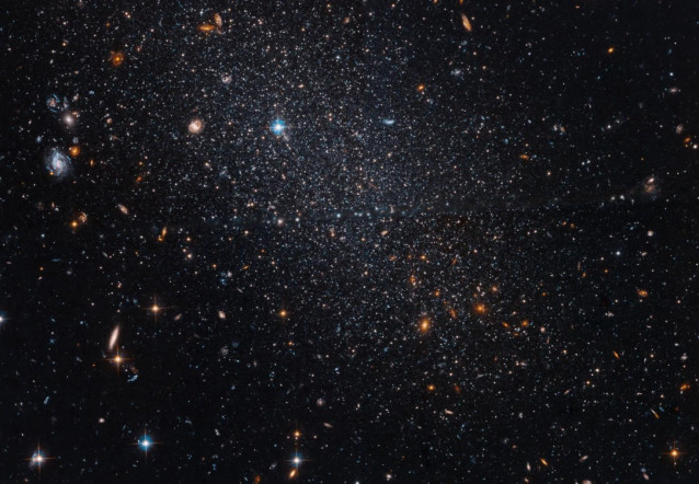 La galaxia enana Tucana se encuentra a unos 3 millones de años luz de distancia, en el extremo más alejado de nuestro Grupo Local de galaxias.