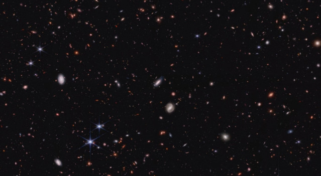 Esta imagen muestra una pequeña porción del campo observado por la NIRCam (cámara de infrarrojo cercano) del telescopio espacial James Webb de la NASA para el sondeo CEERS (Cosmic Evolution Early Release Science).