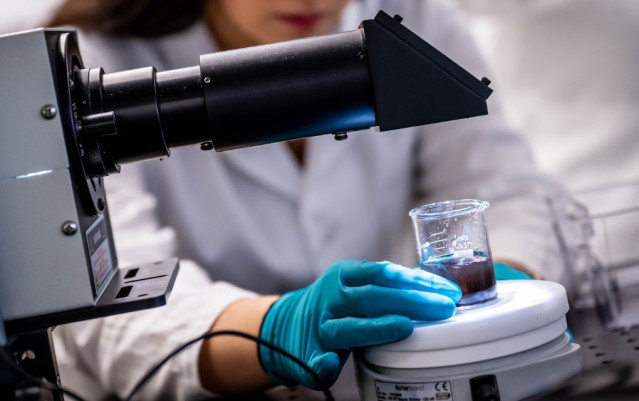 El sistema UBC combina un filtro de carbón activado con un catalizador especial patentado que atrapa los químicos dañinos y los descompone en componentes inofensivos en el material del filtro.