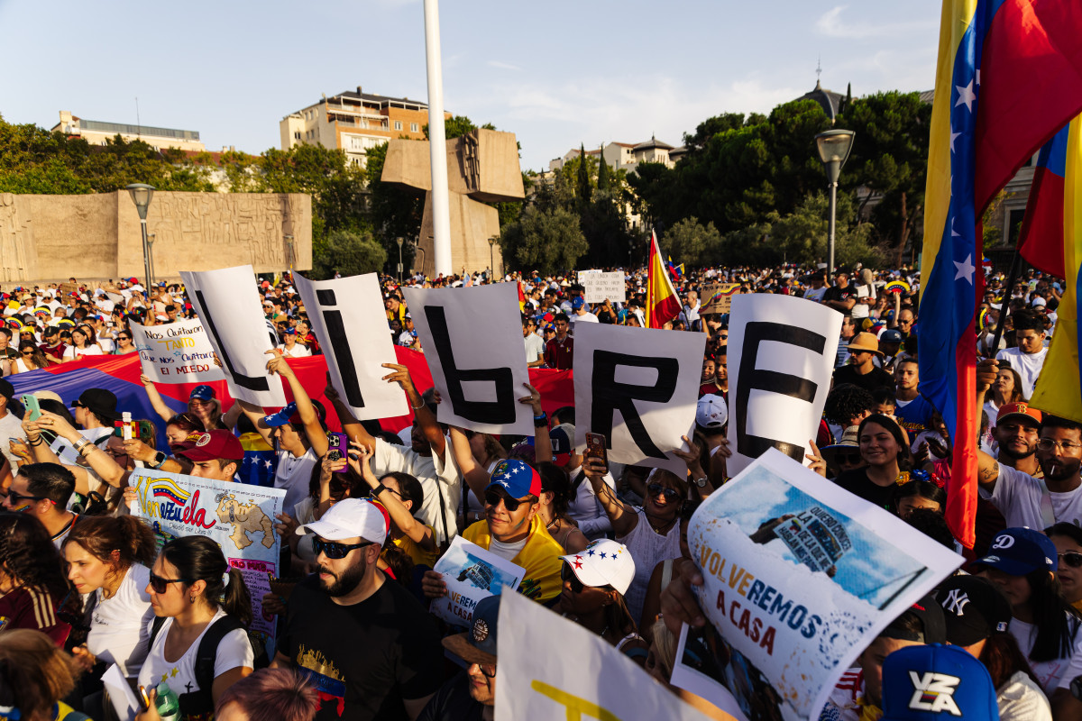 EuropaPress 6115343 manifestantes pancartas protesta apoyo oposicion venezolana 28 julio 2024