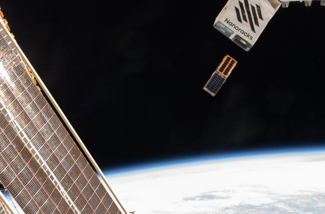 BurstCube, seguido por otro CubeSat llamado SNOOPI (Signals of Opportunity P-band Investigation), emerge de la Estación Espacial Internacional el 18 de abril de 2024.