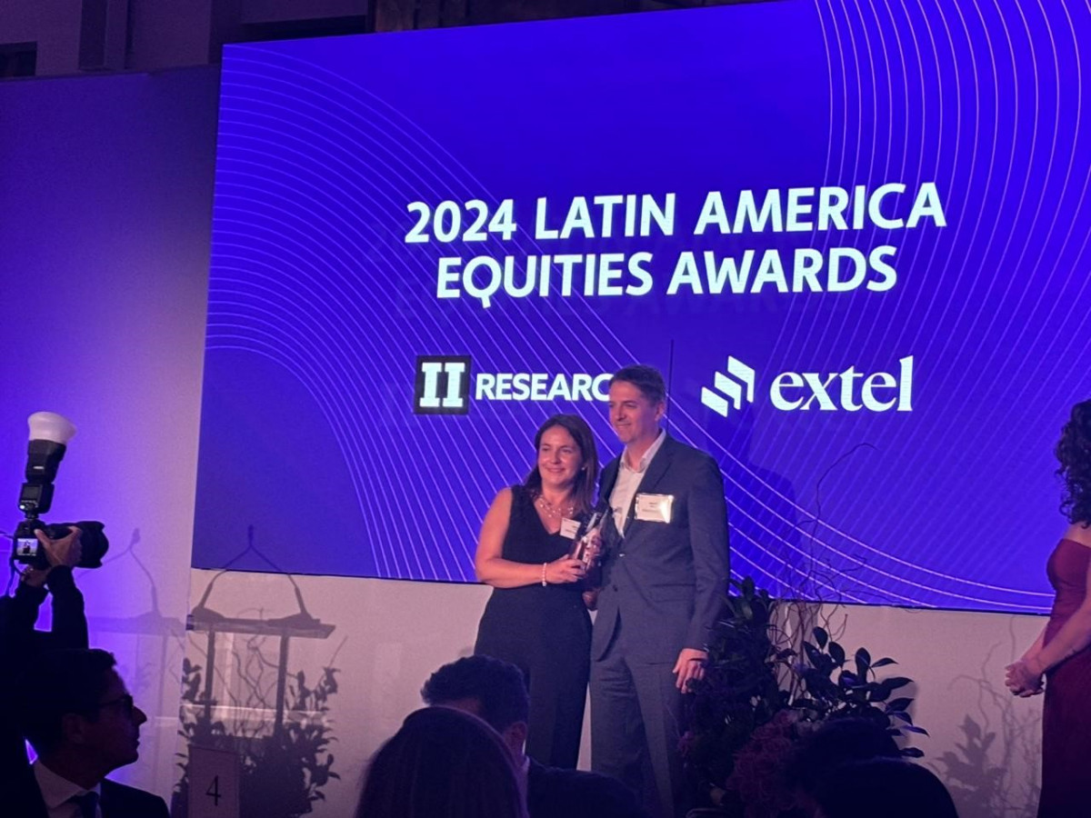 Marcela Muu00f1oz y Eduardo Milligan de ENGIE Chile en la premiaciu00f3n (2)