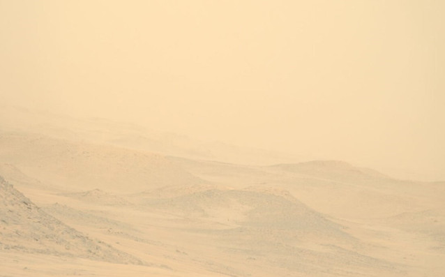 Una tormenta de polvo estacional que se extiende por toda la región oscurece el Cráter Jezero en esta imagen captada por el rover Perseverance de la NASA.