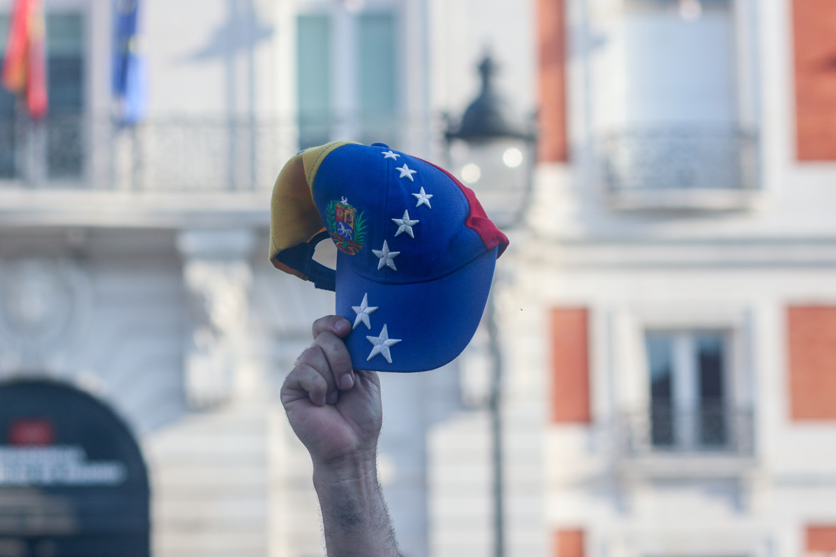 EuropaPress 6133453 gorra bandera venezolana concentracion contra nicolas maduro puerta sol (1)