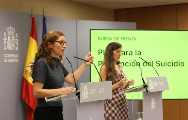La ministra de Sanidad, Mónica García, y La Comisionada de Salud Mental del Ministerio de Sanidad, Belén González, presentan ante los medios de comunicación el Plan para la Prevención del Suicidio, en la sede del Ministerio, a 9 de septiembre de 2024, en