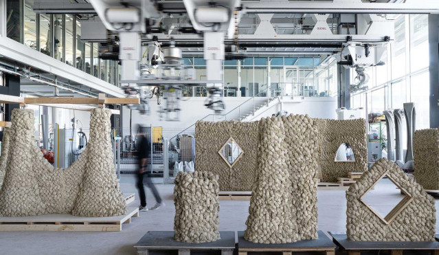 En la nave de producción se exponen diversos elementos de construcción que un robot ha 'disparado' a partir de bolas de arcilla.