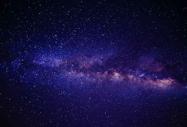 El corrimiento al rojo observado desde la Tierra no se debe a que las galaxias se muevan, sino a que los fotones de luz pierden su energía a medida que viajan por el espacio.