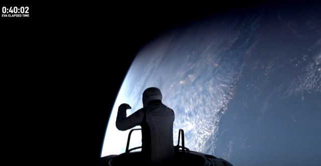 Jared Isaacman saliendo al espacio en la primera actividad extravehicular privada.