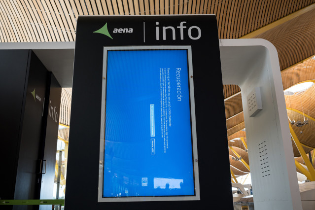 Archivo - Pantalla azul que indica el fallo de sistema de los ordenadores Windows en el aeropuerto de Madrid-Barajas