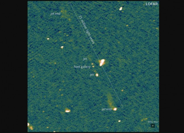 Esta imagen, tomada por el radiotelescopio europeo LOFAR (LOw Frequency ARray), muestra el par de chorros de agujero negro más largo conocido.