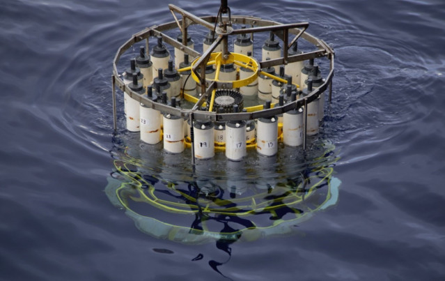 Una roseta de conductividad, temperatura y profundidad (CTD) utilizada para tomar muestras de agua de la zona crepuscular del océano durante una expedición GEOTRACES en el Océano Pacífico.