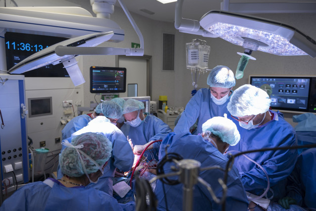 Un equipo de 60 profesionales realiza el 'primer' trasplante facial de un donante de cara, corazón y riñones, en asistolia controlada