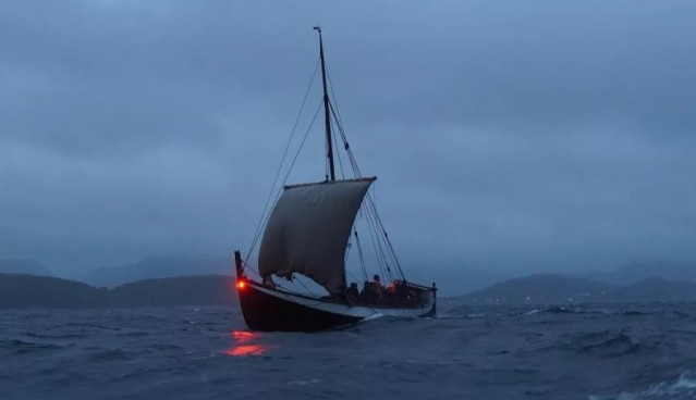 Greer Jarrett emprendió viajes con barcos experimentales para comprender las capacidades marineras de los nórdicos en Groenlandia: Navegando de noche en uno de los barcos expedicionarios más grandes probablemente utilizados por los nórdicos.