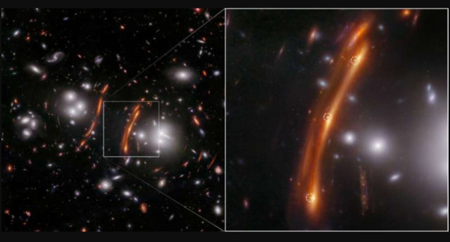 La imagen NIRCam del telescopio espacial James Webb del cúmulo de galaxias PLCK G165.7+67.0, también conocido como G165, a la izquierda muestra el efecto de aumento que puede tener un cúmulo en primer plano sobre sobre el universo distante más allá.