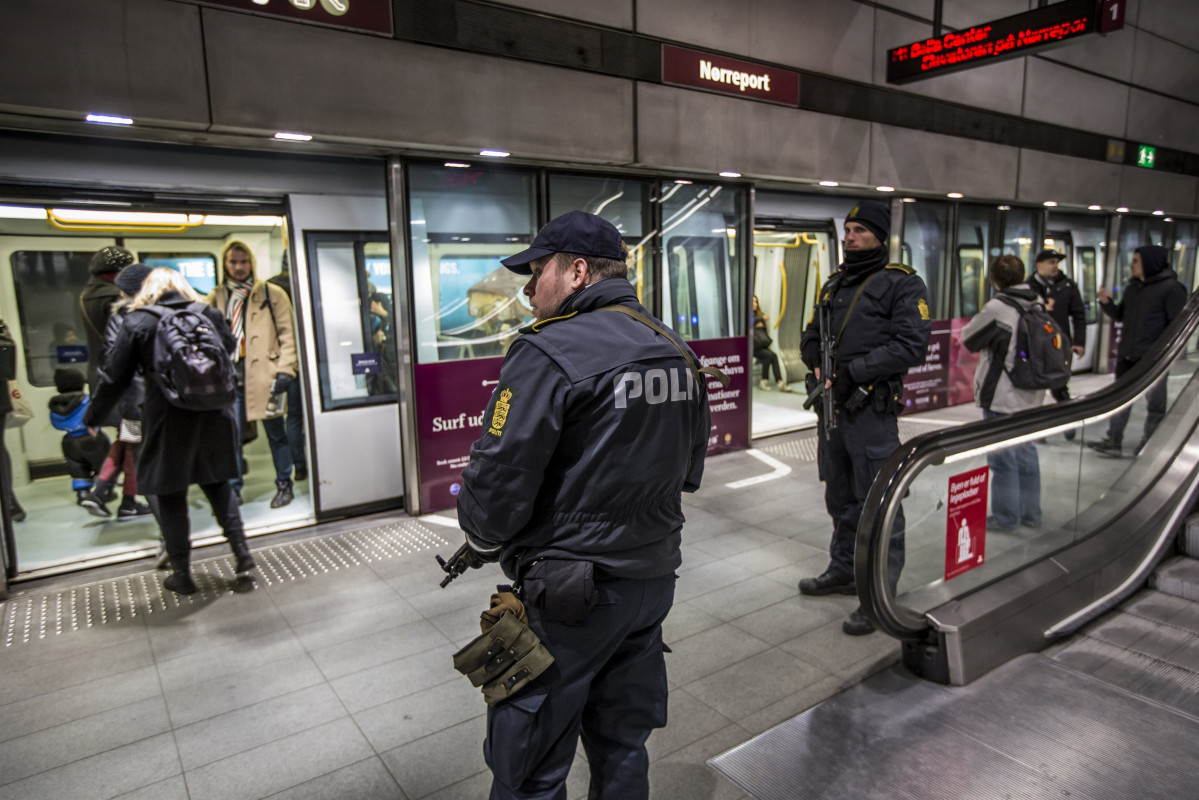 EuropaPress 3691093 grupo agentes policia dinamarca vigila estacion metro conpenhague