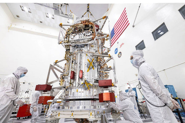 Archivo - Ingenieros y técnicos inspeccionan el cuerpo principal de la nave espacial Europa Clipper de la NASA