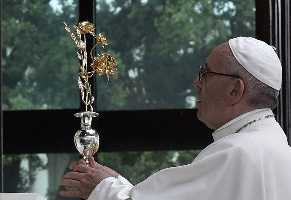 EuropaPress 6227934 papa francisco rosa oro