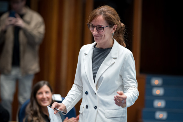 La ministra de Sanidad, Mónica García, llega a la inauguración del acto con motivo del Día Mundial de la Salud Mental - 'Nuevos surcos en salud mental', en la sede del Ministerio, a 10 de octubre de 2024, en Madrid (España). El Comisionado de Salud Mental