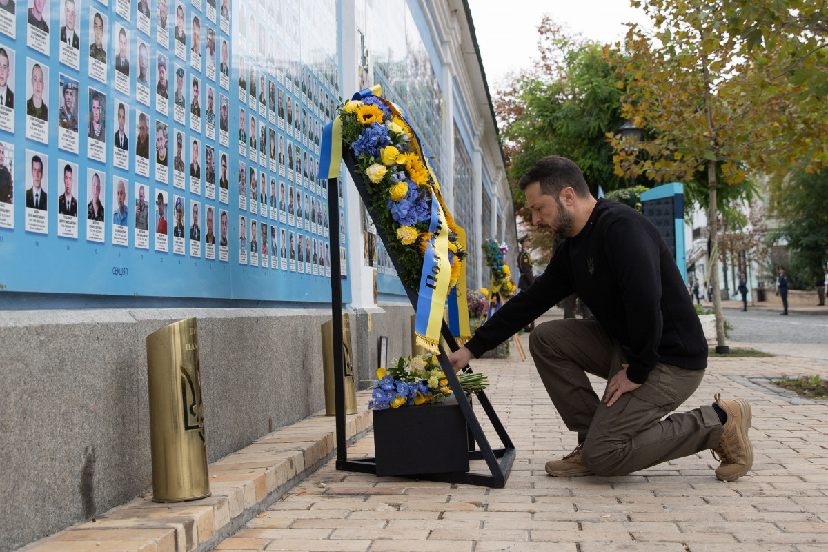 EuropaPress 6249993 presidente ucrania volodimir zelenski homenajea kiev soldados caidos (1)