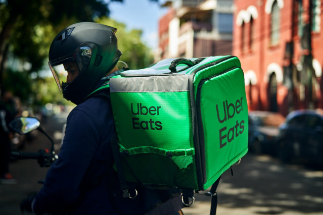 Archivo - Un repartidor de Uber Eats en moto.