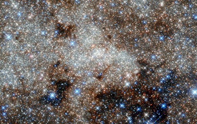 El centro de la Vía Láctea, mirando hacia la constelación de Sagitario y el agujero negro invisible llamado Sagitario A estrella