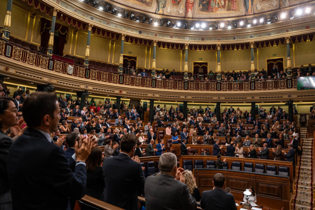 Aplausos tras la aprobación de la Ley ELA durante una sesión plenaria, en el Congreso de los Diputados, a 10 de octubre de 2024, en Madrid (España). El Pleno del Congreso debate y vota el dictamen aprobado por la Comisión de Derechos Sociales y Consumo y
